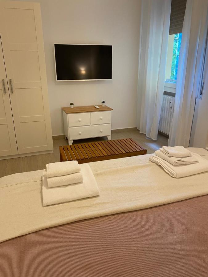 Modern City Apartment Модена Экстерьер фото